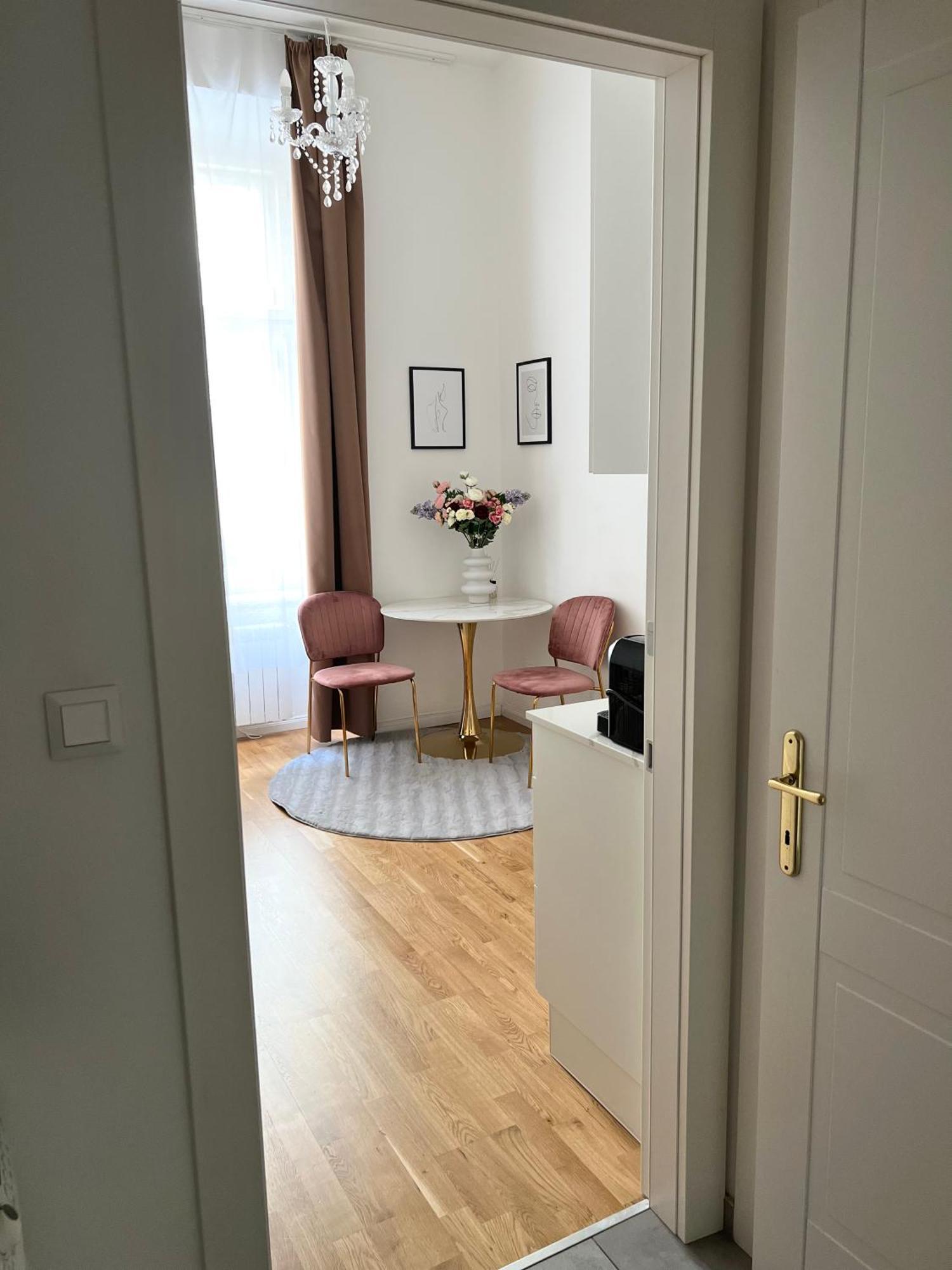Angeloroma Deluxe Apartment ปราก ภายนอก รูปภาพ